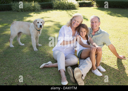 Vieux couple smiling with granddaughter in backyard Banque D'Images