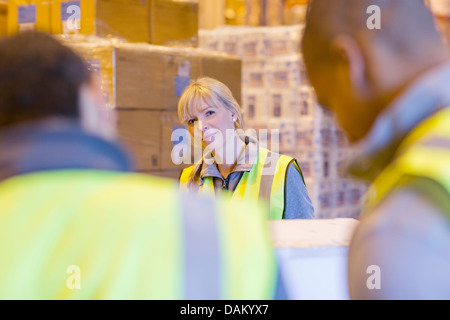 Workers talking in warehouse Banque D'Images