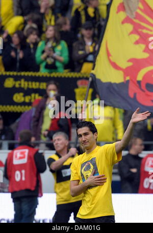 Joueur de Dortmund Nuri Sahin dit adieu à ses fans avant le match de football de la Bundesliga entre Borussia Dortmund et l'Eintracht Francfort au stade Signal Iduna Park de Dortmund, Allemagne, 14 mai 2011. Sahin va rejoindre le club de football espagnol Real Madrid après la fin de la Bundesliga 2010/2011 saison de foot. Photo : Federico Gambarini (ATTENTION : EMBARGO SUR LES CONDITIONS ! Le LDF par Banque D'Images