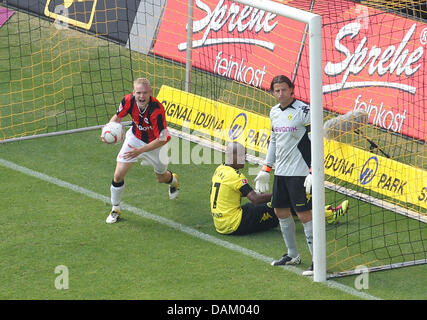 Meilleur buteur de Francfort Sebastian Rode (L) célèbre son but à côté de Dortmund gardien Roman Weidenfeller (R) et Felipe Sanstana (2-R) au cours de la Bundesliga match Borussia Dortmund vs Eintracht Frankfurt au Signal-Iduna-Park à Dortmund, en Allemagne, le 14 mai 2011. Dortmund est Champion de Bundesliga de la saison 2010-2011. Photo : Friso Gentsch (ATTENTION : EMBARGO SUR LES CONDITIONS ! Le LDF Banque D'Images