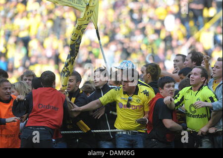 Dortmund's fans veulent storm le pas après le match de Bundesliga Borussia Dortmund vs Eintracht Frankfurt au Signal-Iduna-Park à Dortmund, en Allemagne, le 14 mai 2011. Dortmund est Champion de Bundesliga de la saison 2010-2011. Photo : Federico Gambarini (ATTENTION : EMBARGO SUR LES CONDITIONS ! Le LDF permet la poursuite de l'utilisation des images dans l'IPTV, les services mobiles et autres nouvelles technolog Banque D'Images