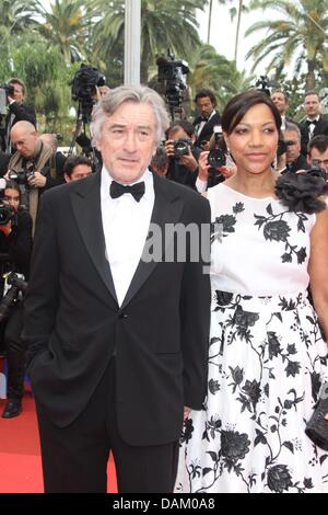 L'acteur américain et le président du jury Robert De Niro (L) et son épouse, Grace Hightower De Niro, assister à la première de "Pirates des Caraïbes : Sur Stranger Tides' au 64e Festival International du Film de Cannes au Palais des Festivals de Cannes, France, le 14 mai 2011. Photo : Hubert Boesl Banque D'Images