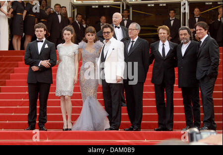 Acteurs Sam Claflin (l-r), Astrid berges-Frisbey, Penelope Cruz, Johnny Depp, Geoffrey Rush, producteur Jerry Bruckheimer, l'acteur Ian McShane et le réalisateur Rob Marshall assister à la première de "Pirates des Caraïbes : Sur Stranger Tides' au 64e Festival International du Film de Cannes au Palais des Festivals de Cannes, France, le 14 mai 2011. Photo : Hubert Boesl Banque D'Images