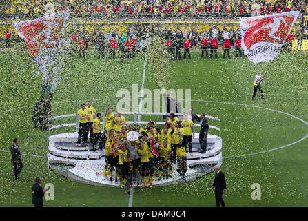 L'équipe de Dortmund cheer et célébrer dans le centre du terrain après le match de football de la Bundesliga entre Borussia Dortmund et l'Eintracht Francfort au stade Signal Iduna Park de Dortmund, Allemagne, 14 mai 2011. Dortmund a remporté le titre du championnat allemand de Bundesliga 2010/2011. Photo : Friso Gentsch (ATTENTION : EMBARGO SUR LES CONDITIONS ! Le LDF permet l'utilisation du pic Banque D'Images