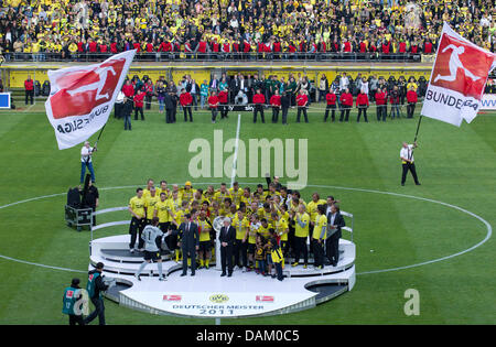 L'équipe de Dortmund cheer et célébrer comme ils se tiennent sur le podium au centre du terrain après le match de football de la Bundesliga entre Borussia Dortmund et l'Eintracht Francfort au stade Signal Iduna Park de Dortmund, Allemagne, 14 mai 2011. Dortmund a remporté le titre du championnat allemand de Bundesliga 2010/2011. Photo : Friso Gentsch (ATTENTION : EMBARGO SUR LES CONDITIONS ! Le LDF permet à la f Banque D'Images