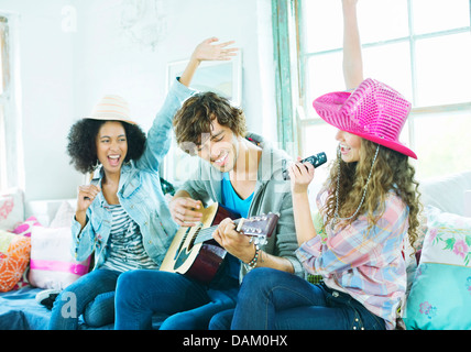 Les amis chanter et jouer de la musique ensemble Banque D'Images