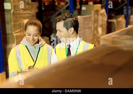 Workers talking in warehouse Banque D'Images