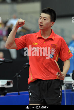 Ma longue de Chine célèbre après avoir gagné contre Ma Lin Chine au cours de l'épreuve quart-de-finale au tennis de table Championnats du monde à Rotterdam, Pays-Bas, le 14 mai 2011. Photo : Carmen Jaspersen dpa Banque D'Images