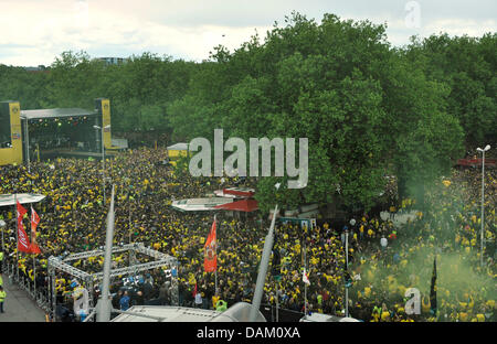 Foule de fans devant la scène près du lieu d'exposition à Westfalenhallen Dortmund, Allemagne, 15 mai 2011. Borussia Dortmund (BVB) est le champion de football allemand 2010-2011.Photo : Bernd Thissen Banque D'Images