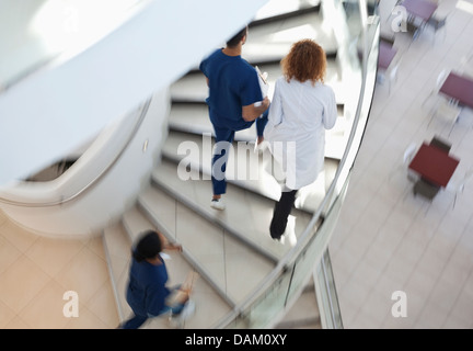 Le personnel de l'hôpital l'escalade des mesures en spirale Banque D'Images