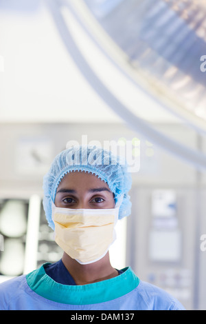 Surgeon standing in operating room Banque D'Images