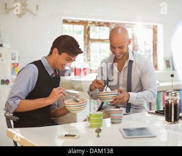 Les hommes d'avoir pris le petit déjeuner ensemble Banque D'Images