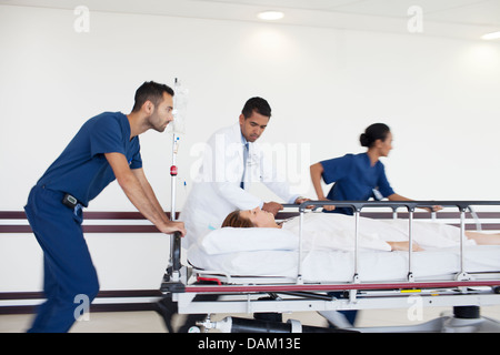 Le personnel de l'hôpital rushing patient à la salle d'opération Banque D'Images