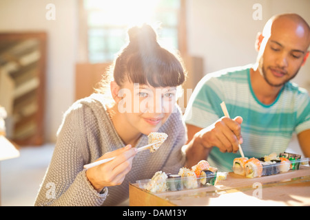 Couple eating sushi ensemble Banque D'Images