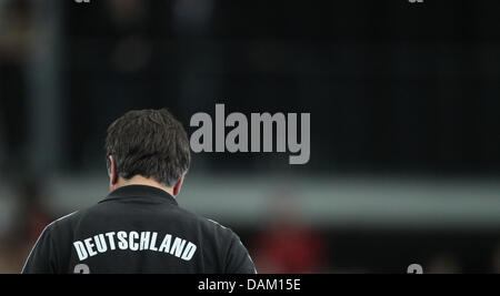 Fichier - une archive photo datée du 5 février 2011 montre l'entraîneur national de handball allemand Heiner marque lors d'un match contre une élection ligue natinal à Leipzig, en Allemagne. Accoording à marque dpa va exposer sa démission comme entraîneur national de handball 30 juin 2011. Il sera officiellement annoncé le 18 mai 2011. Photo : Jens Wolf dpa Banque D'Images