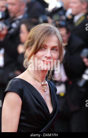 L'actrice française Isabelle Huppert arrive pour la projection de "l'arbre de vie" lors de la 64e édition du Festival de Cannes à Cannes, France, le 16 mai 2011. Le film de Terrence Malick directeur nous est présenté en compétition officielle du festival du film, du 11 au 22 mai. Photo : Patrice Lapoirie/MaxPPP Banque D'Images