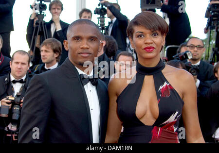 Joueur de football Samuel Eto'o et sa femme Georgette assister à la première de "l'arbre de vie" au 64e Festival International du Film de Cannes au Palais des Festivals de Cannes, France, le 16 mai 2011. Photo : Hubert Boesl Banque D'Images