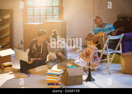 Les amis se détendre à new home Banque D'Images