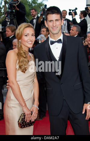 Joueur de tennis Novak Djokovic et sa petite amie Jelena Ristic assister à la première de "The Beaver" au 64e Festival International du Film de Cannes au Palais des Festivals de Cannes, France, le 17 mai 2011. Photo : Hubert Boesl Banque D'Images