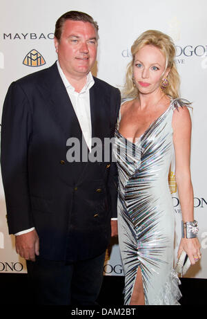 Prince Carlo d'Bourbon-Two Siciles et son épouse la Princesse Camilla de Bourbon-Two Siciles assister au dîner de 'de Grisogono' lors de la 64e Festival International du Film de Cannes à l'Hôtel du cap à cap d'Antibes, France, le 17 mai 2011. Photo : Hubert Boesl Banque D'Images