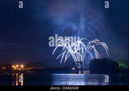 Un feu d'artifice au-dessus de l'Glienicke pont pendant la soi-disant "espion" spectacle à Potsdam, Allemagne, 14 mai 2011. Le charmant Filmpark Babelsberg a présenté les cascades, d'artifice et de la musique de film pour créer un décor qui rappelle aux visiteurs de guerre froide-spy films. Pendant la guerre froide, les membres des services secrets ont été transférés entre Berlin Ouest et la RDA dans le célèbre pont. Photo : Rober Banque D'Images