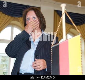 Le ministre allemand de la Justice Sabine Leutheusser-Schnarrenberger donne une interview avant le début de la réunion de la conférence des ministres de la Justice à Halle/Saale, Allemagne, 18 mai 2011. Les ministres de la Justice des états allemands se réunissent pour discuter de sujets d'actualité de politique juridique. Parmi eux, un quota de femmes, la détention préventive et l'étiquette électronique. Photo : Peter Banque D'Images