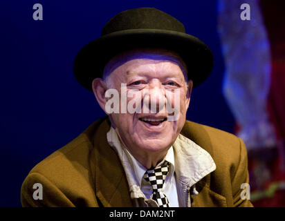 Clown russe Oleg Popov prend la parole lors d'une conférence de presse pour son jubilé en tournée avec le Cirque d'État de Russie à Berlin, Allemagne, 18 mai 2011. La première représentation à Berlin aura lieu le 20 mai 2011. Photo : Britta Pedersen Banque D'Images