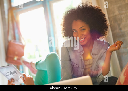 Woman smiling in bedroom Banque D'Images