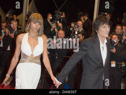 Musicien Ron Wood et sa copine Ana Araujo assister à la première du film 'Melancholia' lors de la 64e Festival International du Film de Cannes au Palais des Festivals de Cannes, France, le 18 mai 2011. Photo : Hubert Boesl Banque D'Images