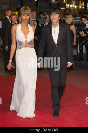 Musicien Ron Wood et sa copine Ana Araujo assister à la première du film 'Melancholia' lors de la 64e Festival International du Film de Cannes au Palais des Festivals de Cannes, France, le 18 mai 2011. Photo : Hubert Boesl Banque D'Images