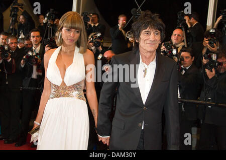 Musicien Ron Wood et sa copine Ana Araujo assister à la première du film 'Melancholia' lors de la 64e Festival International du Film de Cannes au Palais des Festivals de Cannes, France, le 18 mai 2011. Photo : Hubert Boesl Banque D'Images