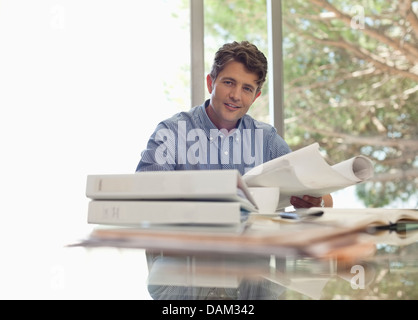 Businessman working at desk Banque D'Images