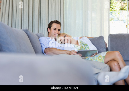 Couple relaxing on sofa together Banque D'Images