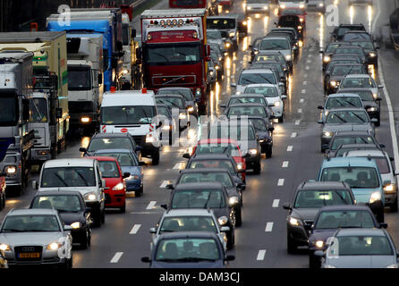 (Afp) - Un fichier photo datée du 26 mars 2010 d'un embouteillage sur l'autoroute A 3, près de Cologne, Allemagne. Photo : Oliver Berg Banque D'Images