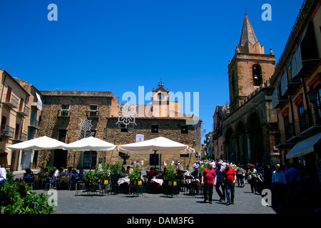 Vue sur le petit village de Mallemort dans les montagnes de Madonie, province de Palerme, Sicile, Sicile, Italie, Italia Banque D'Images