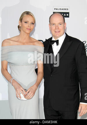 Le Prince Albert de Monaco et sa fiancée Charlene Wittstock assister au Gala amfAR Cinema Against AIDS 2011 tenue à l'hôtel du Cap Eden Roc, au Cap d'Antibes, France, 19 mai 2011, lors de la 64e Festival de Cannes. Le film festival aura lieu du 11 au 22 mai. Photo : Hubert Boesl Banque D'Images