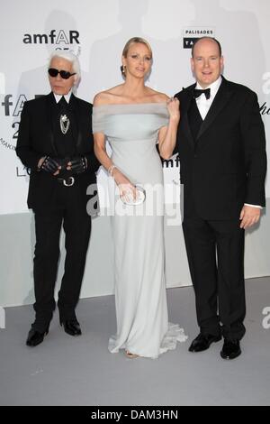 Le Prince Albert de Monaco (R), sa fiancée Charlene Wittstock Karl Lagerfeld et assister le CINÉMA CONTRE LE SIDA L'amfAR Gala 2011 tenue à l'hôtel du Cap Eden Roc, au Cap d'Antibes, France, 19 mai 2011, lors de la 64e Festival de Cannes. Le film festival aura lieu du 11 au 22 mai. Photo : Hubert Boesl Banque D'Images