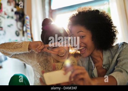 Les femmes prenant photo ensemble Banque D'Images