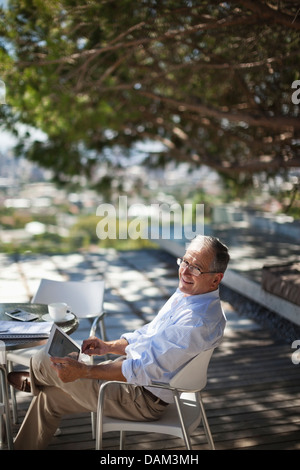 Man using tablet computer outdoors Banque D'Images