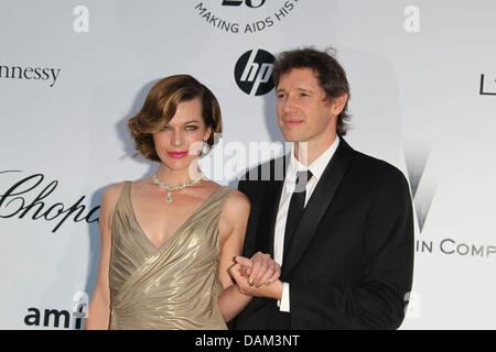 US-actrice Milla Jovovich et Paul Anderson réalisateur assister à l'amfAR's Cinema Against Aids lors du Gala du 64e Festival International du Film de Cannes à l'Hôtel du cap à cap d'Antibes, France, le 19 mai 2011, lors de la 64e Festival de Cannes. Le film festival aura lieu du 11 au 22 mai. Photo : Hubert Boesl Banque D'Images