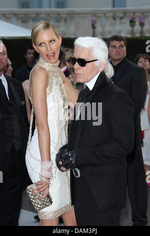 Designer Karl Lagerfeld et Karolina Kurkova modèle cech assiste à l'amfAR's Cinema Against Aids lors du Gala du 64e Festival International du Film de Cannes à l'Hôtel du cap à cap d'Antibes, France, le 19 mai 2011, lors de la 64e Festival de Cannes. Le film festival aura lieu du 11 au 22 mai. Photo : Hubert Boesl Banque D'Images