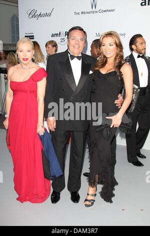 Ute-Henriette Ohoven allemand (L-R), Mario Ohoven et sa fille Chiara Ohoven assister à l'amfAR's Cinema Against Aids lors du Gala du 64e Festival International du Film de Cannes à l'Hôtel du cap à cap d'Antibes, France, le 19 mai 2011, lors de la 64e Festival de Cannes. Le film festival aura lieu du 11 au 22 mai. Photo : Hubert Boesl Banque D'Images