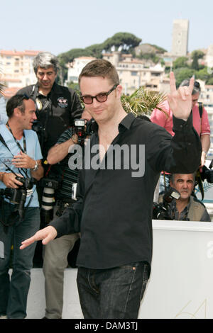 Réalisateur danois Nicolas Winding Refn assiste à la photocall pour le film 'DRIVE' lors de la 64e Festival International du Film de Cannes au Palais des Festivals de Cannes, France, le 20 mai 2011. Photo : Hubert Boesl Banque D'Images