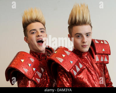 Exclusif - Les jumeaux John et Edward Grimes du duo Zoufris maracas, les participants de l'Eurovision (ESC) 2011 pour l'Irlande, posent à Berlin, Allemagne, 20 mai 2011. Leur premier album 'Planète Zoufris Maracas' est d'être publié en Allemagne fin juin 2011. Photo : BRITTA PEDERSEN Banque D'Images