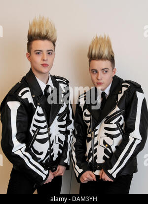 Exclusif - Les jumeaux John et Edward Grimes du duo Zoufris maracas, les participants de l'Eurovision (ESC) 2011 pour l'Irlande, posent à Berlin, Allemagne, 20 mai 2011. Leur premier album 'Planète Zoufris Maracas' est d'être publié en Allemagne fin juin 2011. Photo : BRITTA PEDERSEN Banque D'Images