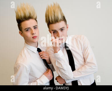 Exclusif - Les jumeaux John et Edward Grimes du duo Zoufris maracas, les participants de l'Eurovision (ESC) 2011 pour l'Irlande, posent à Berlin, Allemagne, 20 mai 2011. Leur premier album 'Planète Zoufris Maracas' est d'être publié en Allemagne fin juin 2011. Photo : BRITTA PEDERSEN Banque D'Images