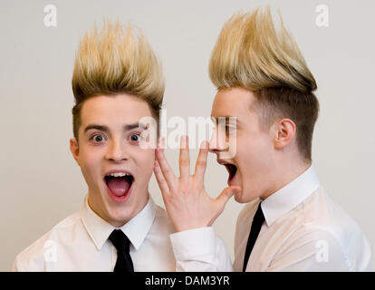 Exclusif - Les jumeaux John et Edward Grimes du duo Zoufris maracas, les participants de l'Eurovision (ESC) 2011 pour l'Irlande, posent à Berlin, Allemagne, 20 mai 2011. Leur premier album 'Planète Zoufris Maracas' est d'être publié en Allemagne fin juin 2011. Photo : BRITTA PEDERSEN Banque D'Images