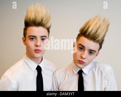 Exclusif - Les jumeaux John et Edward Grimes du duo Zoufris maracas, les participants de l'Eurovision (ESC) 2011 pour l'Irlande, posent à Berlin, Allemagne, 20 mai 2011. Leur premier album 'Planète Zoufris Maracas' est d'être publié en Allemagne fin juin 2011. Photo : BRITTA PEDERSEN Banque D'Images