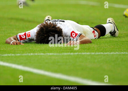 Gladbach's Dante met à la masse à la première partie de la Bundesliga relégation match vs Borussia Mönchengladbach au VfL Bochum Borussia Moenchengladbach en Parc, Allemagne, 19 mai 2011. Moenchengladbach gagnés par 1-0. Photo : Revierfoto Banque D'Images