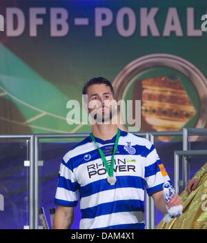 Duisbourg Stefan Maierhofer s'éloigne de la cérémonie de remise des prix après l'Schalke 5:0 victoire dans le match final de la coupe DFB FC Schalke 04 vs MSV Duisburg au Stade Olympique de Berlin, Allemagne, 21 mai 2011. Photo : Jens Wolf Banque D'Images